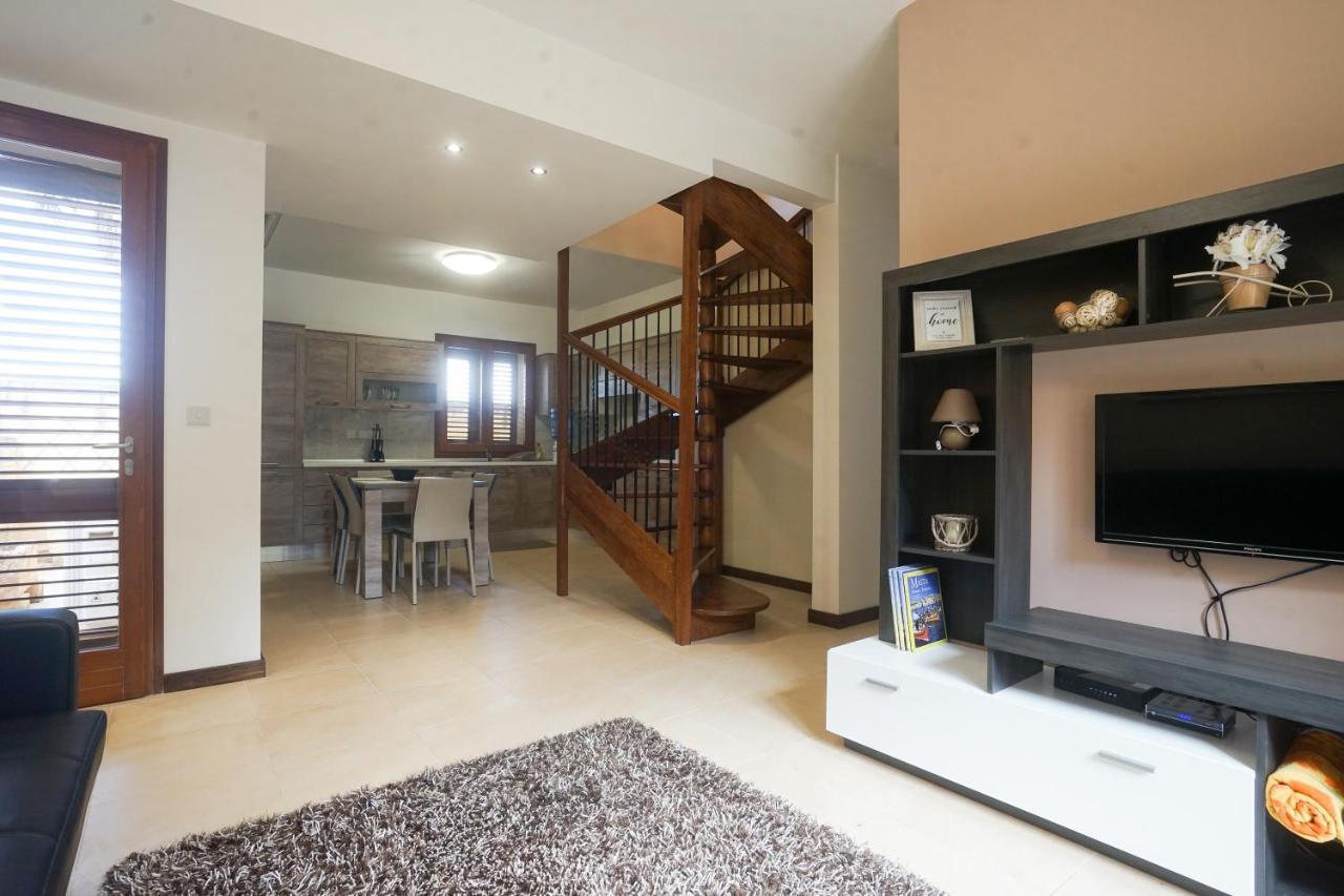 Getawaynpetto Private Duplex Maisonette With Jacuzzi Hot Tub Mgarr Kültér fotó